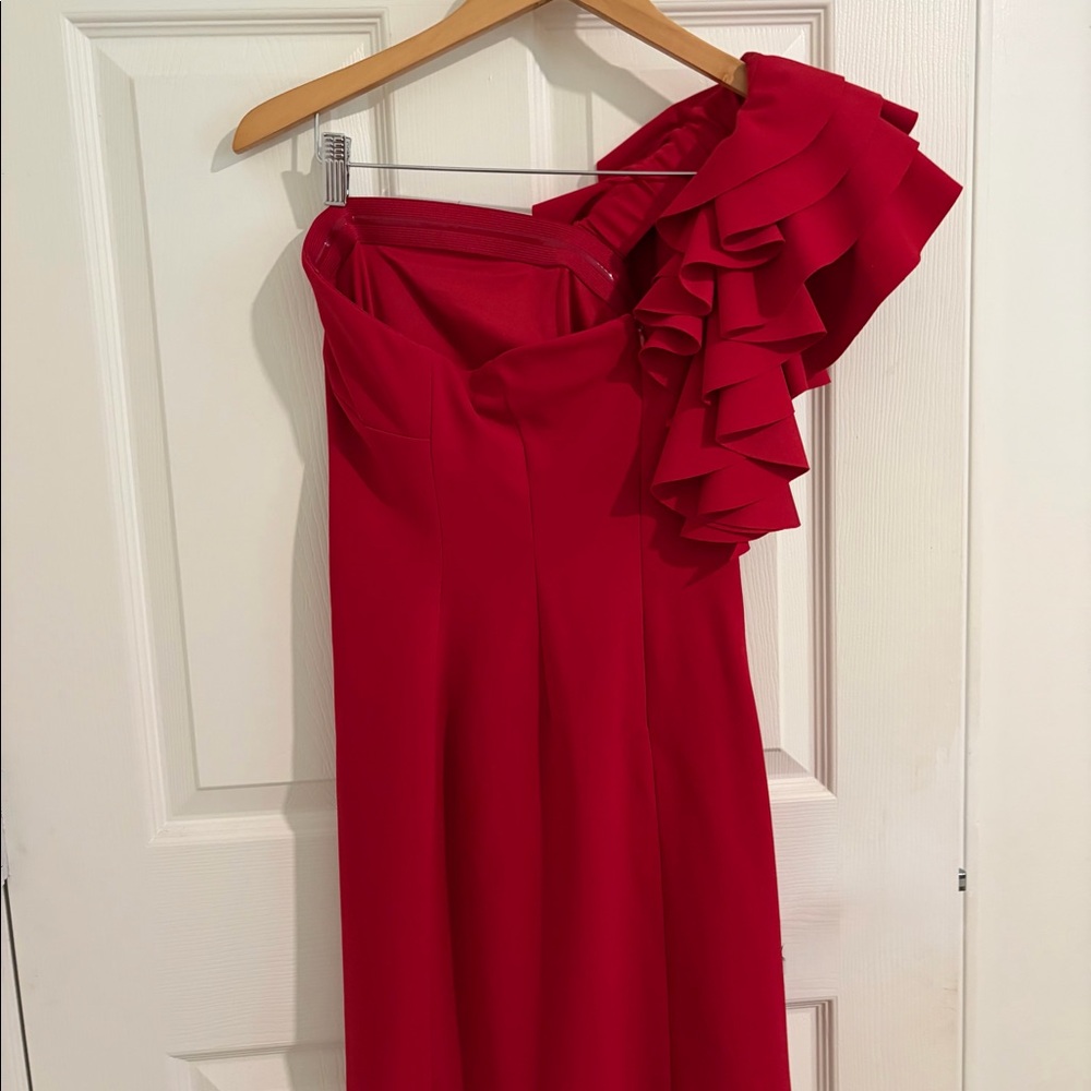 Vince camuto shoulder dress stunning with the ruffles on one side and back.